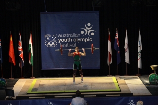 Szűcs Petra (69 kg) lökés gyakorlata